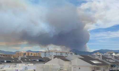 Minst 100 evakuerade vid brand på västra Costa del Sol
